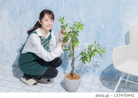エプロンを着た笑顔の女性　　　 137470442