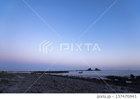 真鶴岬海岸と空と三ツ石 真鶴岬海岸と空と三ツ石 137470943