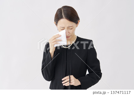 喪服を着た女性 泣く 白背景 喪服を着た女性 泣く 白背景 137471117