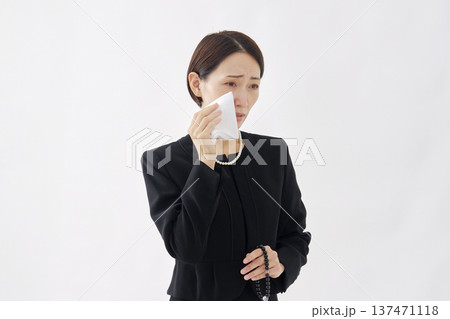 喪服を着た女性 泣く 白背景 喪服を着た女性 泣く 白背景 137471118