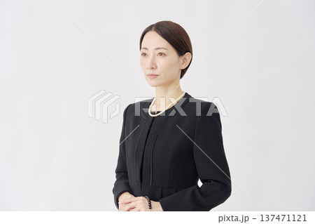 喪服を着た女性　ポートレート　白背景 137471121