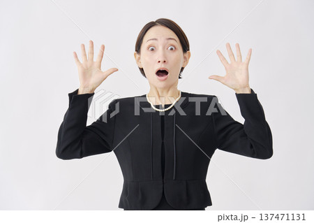 喪服を着た女性　白背景 137471131