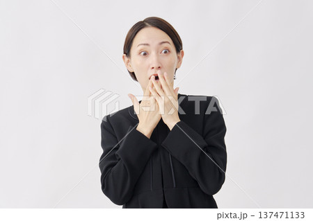 驚く喪服を着た女性 白背景 右向き 驚く喪服を着た女性 白背景 右向き 137471133