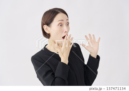 驚く喪服を着た女性 白背景 右向き 驚く喪服を着た女性 白背景 右向き 137471134
