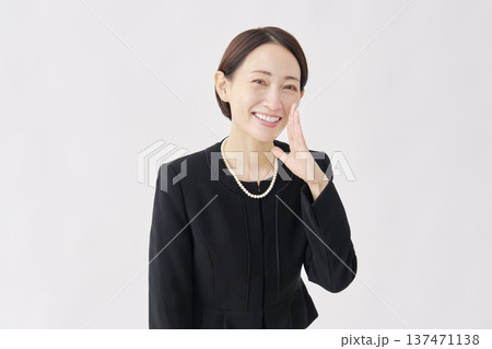 話しかける喪服を着た女性　白背景 137471138