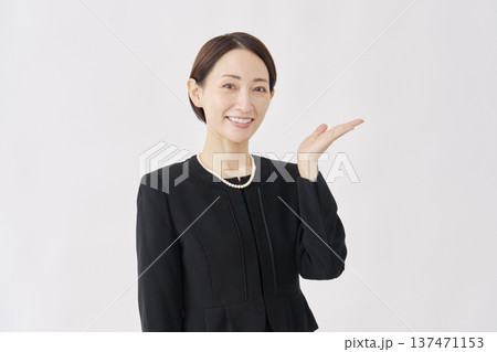 右を手で指す喪服を着た女性 白背景 右を手で指す喪服を着た女性 白背景 137471153