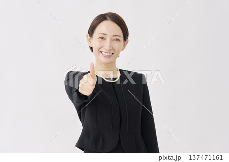 喪服を着た女性 グッドサイン 白背景 喪服を着た女性 グッドサイン 白背景 137471161