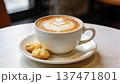 ラテアートと焼き菓子のカフェタイム｜温かな飲食素材 137471801