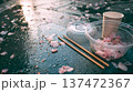 お花見のあとのゴミ 桜の花びらと使い捨て容器 環境問題 マナー 散った桜 祭りのあと コピースペース 137472367