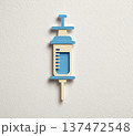 注射器のイラスト ペーパークラフト風 医療・ワクチン・予防接種イメージ 白バック コピースペース 137472548
