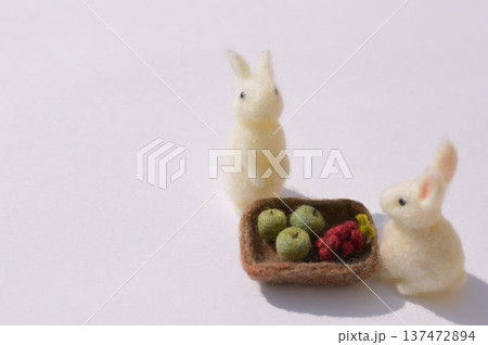 羊毛フェルトの白うさぎと青りんごとぶどう 羊毛フェルトの白うさぎと青りんごとぶどう 137472894