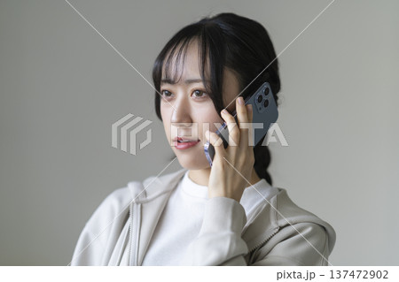 スマートフォンで通話する若い女性 スマートフォンで通話する若い女性 137472902