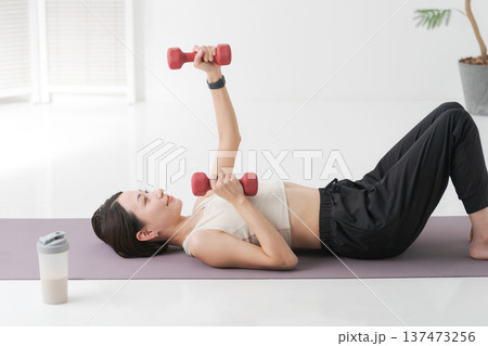 ダンベルで筋トレする女性 ダンベルで筋トレする女性 137473256