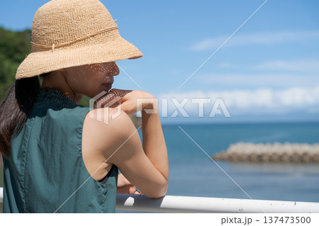 海を眺める若い女性 海を眺める若い女性 137473500