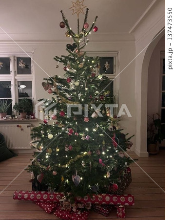 ヨーロッパの家庭的なクリスマスツリーとプレゼント 137473550