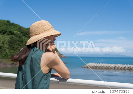 海を眺める若い女性 海を眺める若い女性 137473593