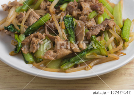 小松菜とモヤシと豚肉の炒め物 137474147