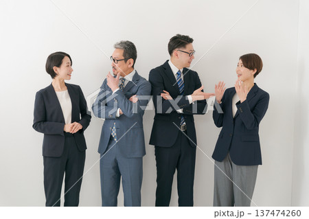 談笑するビジネスパーソン 137474260
