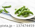 白皿に乗せたスナップエンドウと割ったさや 137474459