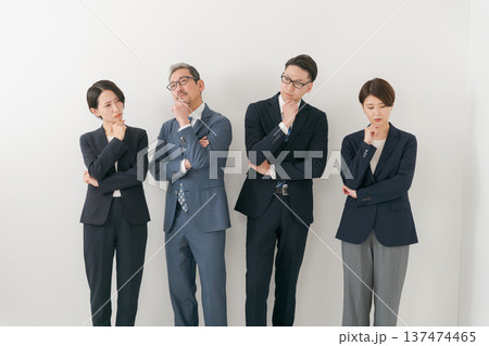 悩む表情の4人のビジネスマン 137474465