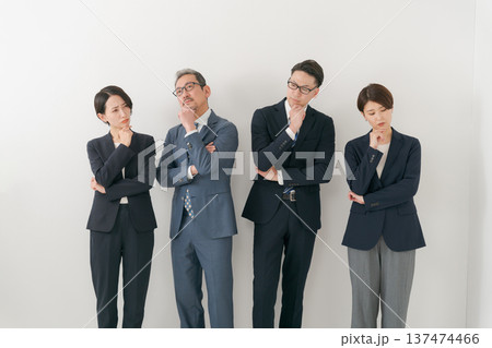 悩む表情の4人のビジネスマン 悩む表情の4人のビジネスマン 137474466