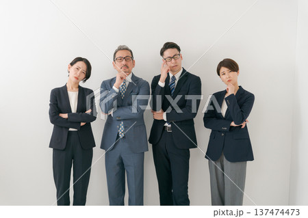 悩む表情の4人のビジネスマン 悩む表情の4人のビジネスマン 137474473