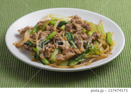 小松菜とモヤシと豚肉の炒め物 137474573