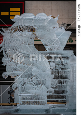 北海道札幌市 さっぽろ雪まつりの美しい氷像と冬のイベント風景 北海道札幌市 さっぽろ雪まつりの美しい氷像と冬のイベント風景 137474960