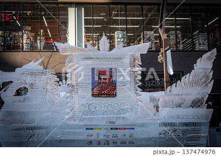 北海道札幌市 さっぽろ雪まつりの美しい氷像と冬のイベント風景 北海道札幌市 さっぽろ雪まつりの美しい氷像と冬のイベント風景 137474976
