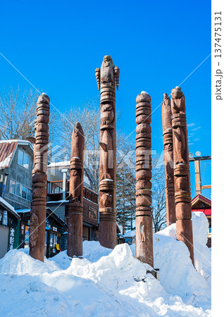 北海道阿寒・アイヌコタンに並ぶ木彫りの民芸品と伝統工芸の風景 137475131
