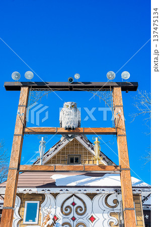 北海道阿寒・アイヌコタンに並ぶ木彫りの民芸品と伝統工芸の風景 北海道阿寒・アイヌコタンに並ぶ木彫りの民芸品と伝統工芸の風景 137475134