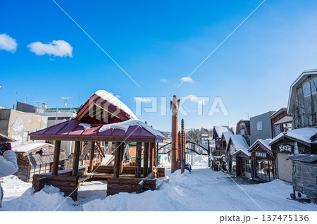 北海道阿寒・アイヌコタンに並ぶ木彫りの民芸品と伝統工芸の風景 137475136