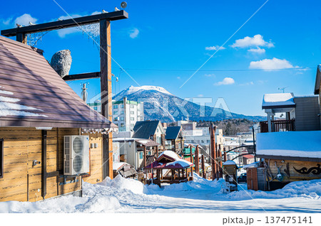 北海道阿寒・アイヌコタンに並ぶ木彫りの民芸品と伝統工芸の風景 北海道阿寒・アイヌコタンに並ぶ木彫りの民芸品と伝統工芸の風景 137475141