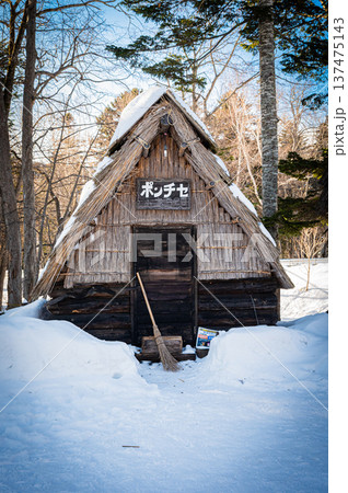北海道阿寒・アイヌコタンに並ぶ木彫りの民芸品と伝統工芸の風景 137475143