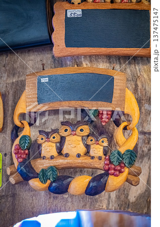 北海道阿寒・アイヌコタンに並ぶ木彫りの民芸品と伝統工芸の風景 137475147