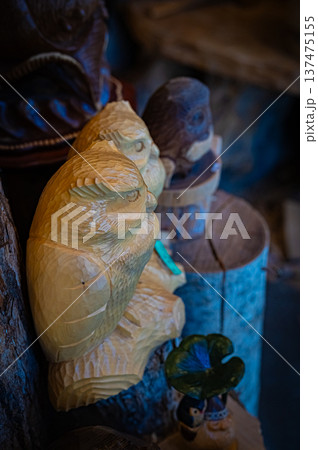 北海道阿寒・アイヌコタンに並ぶ木彫りの民芸品と伝統工芸の風景 137475155