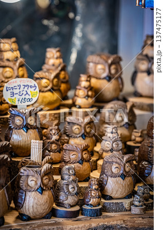 北海道阿寒・アイヌコタンに並ぶ木彫りの民芸品と伝統工芸の風景 北海道阿寒・アイヌコタンに並ぶ木彫りの民芸品と伝統工芸の風景 137475177