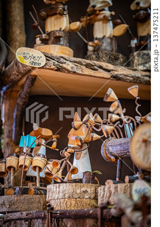 北海道阿寒・アイヌコタンに並ぶ木彫りの民芸品と伝統工芸の風景 137475211