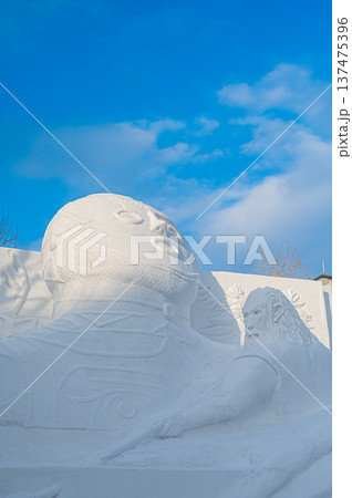 青空の下にそびえる札幌雪まつりの大雪像（北海道札幌市） 137475396