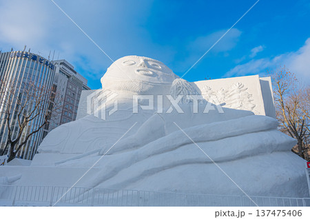 青空の下にそびえる札幌雪まつりの大雪像（北海道札幌市） 137475406