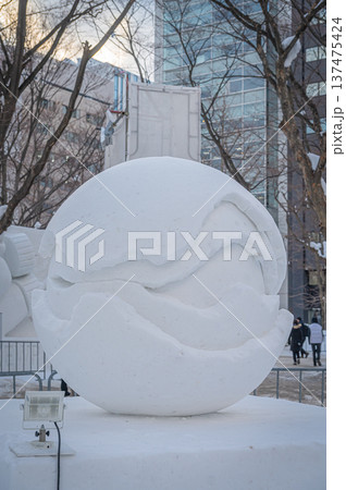 青空の下にそびえる札幌雪まつりの大雪像（北海道札幌市） 137475424