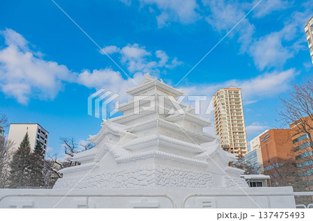 青空の下にそびえる札幌雪まつりの大雪像(北海道札幌市) 青空の下にそびえる札幌雪まつりの大雪像(北海道札幌市) 137475493