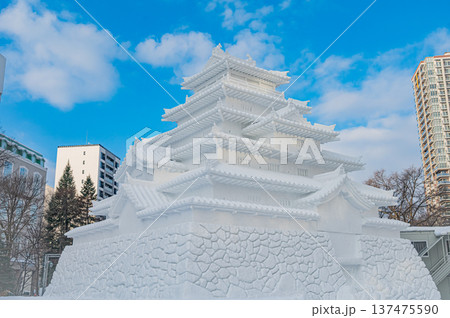 青空の下にそびえる札幌雪まつりの大雪像(北海道札幌市) 青空の下にそびえる札幌雪まつりの大雪像(北海道札幌市) 137475590