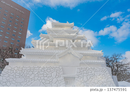 青空の下にそびえる札幌雪まつりの大雪像(北海道札幌市) 青空の下にそびえる札幌雪まつりの大雪像(北海道札幌市) 137475591