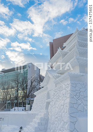 青空の下にそびえる札幌雪まつりの大雪像（北海道札幌市） 137475601