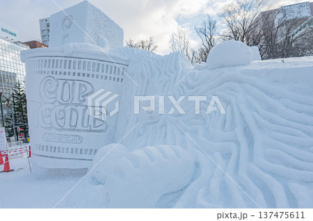 青空の下にそびえる札幌雪まつりの大雪像（北海道札幌市） 137475611