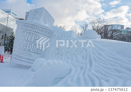 青空の下にそびえる札幌雪まつりの大雪像(北海道札幌市) 青空の下にそびえる札幌雪まつりの大雪像(北海道札幌市) 137475612