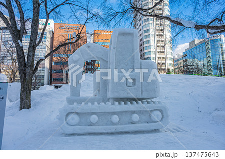 青空の下にそびえる札幌雪まつりの大雪像（北海道札幌市） 137475643