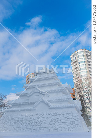青空の下にそびえる札幌雪まつりの大雪像（北海道札幌市） 137475652