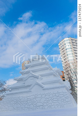 青空の下にそびえる札幌雪まつりの大雪像(北海道札幌市) 青空の下にそびえる札幌雪まつりの大雪像(北海道札幌市) 137475654